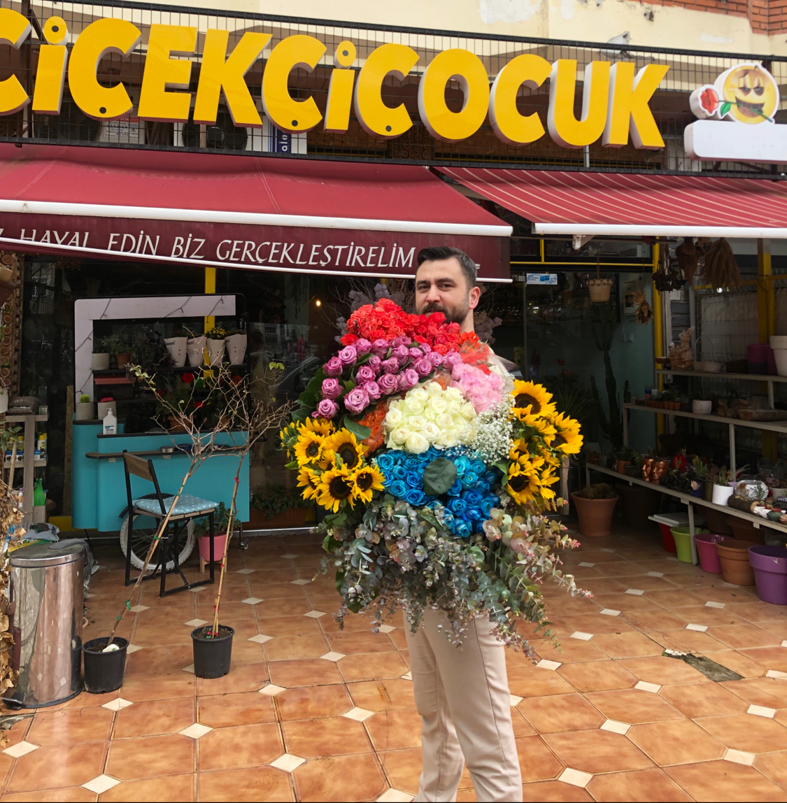 Çiçekçi Çocuk Çiçekcilik