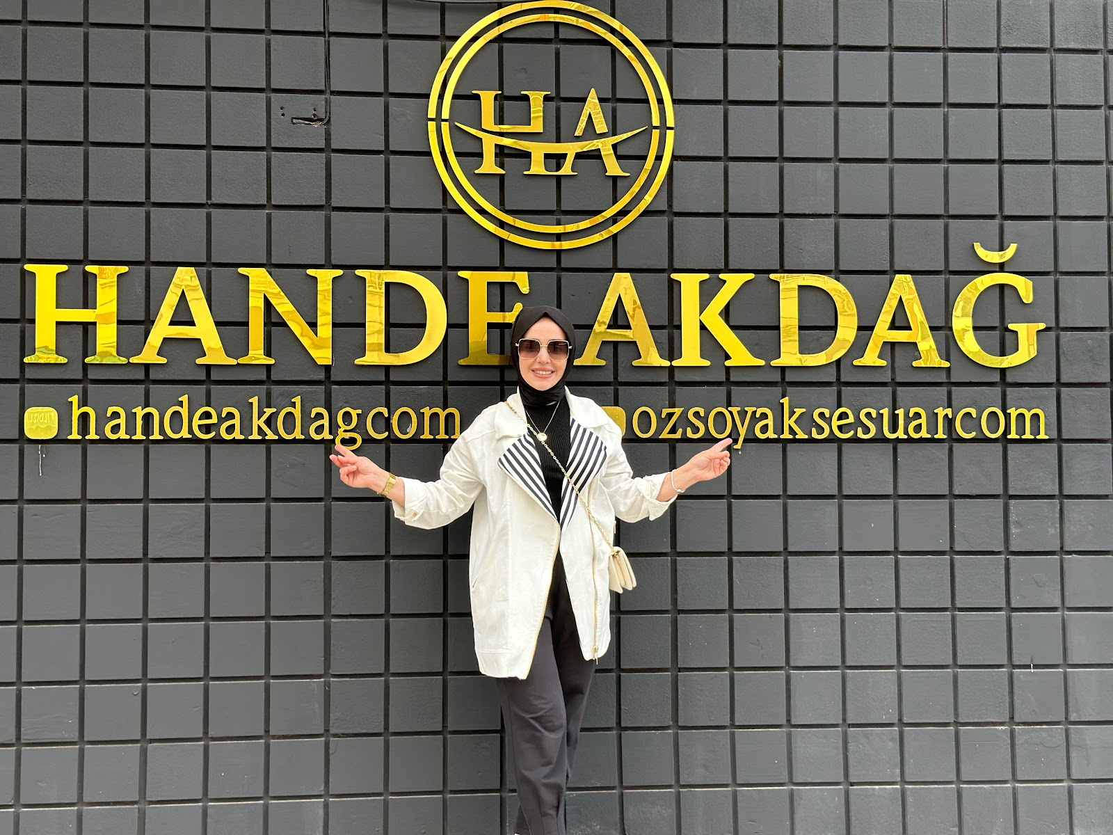 HANDE AKDAĞ SAÇ MAKYAJ TÜRBAN TASARIM